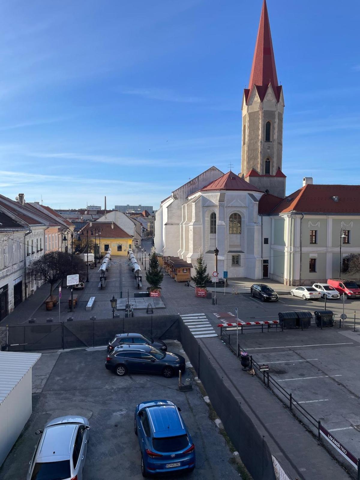 Varady'S Large Apartment With Private Parking Košice Esterno foto